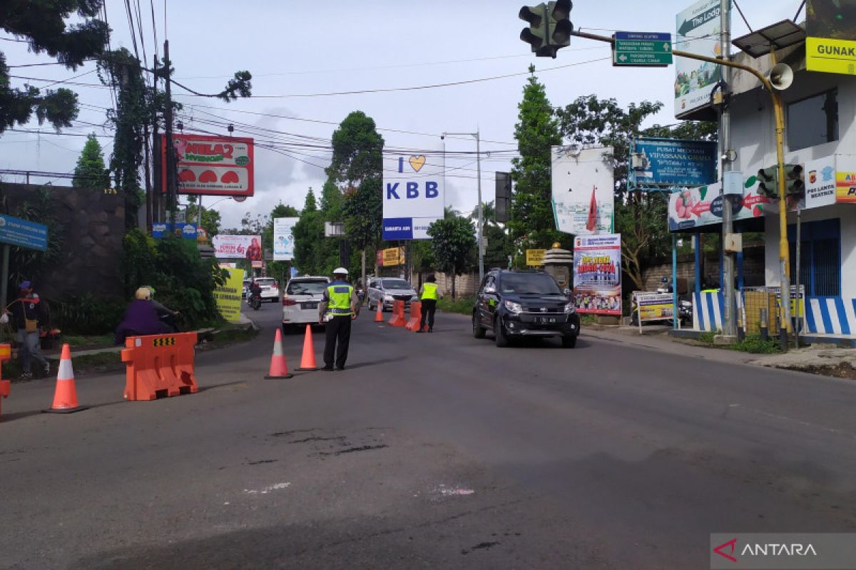 Arus kendaraan di Lembang Bandung normal jelang malam Tahun Baru 2023