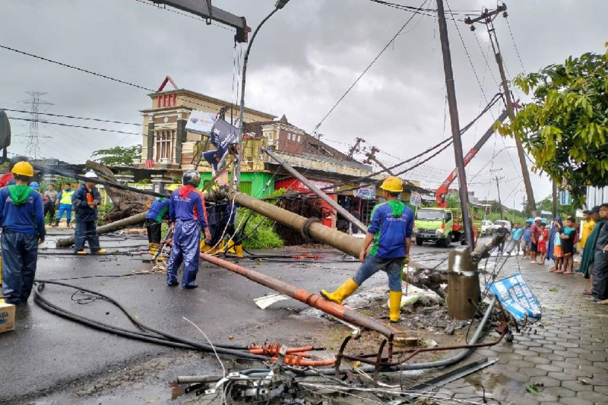 Banjir, PLN amankan jaringan dan pulihkan gangguan listrik