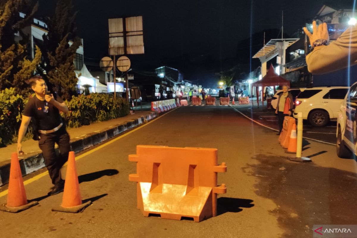 Arus kendaraan menuju Kawasan Puncak Bogor mulai ditutup total