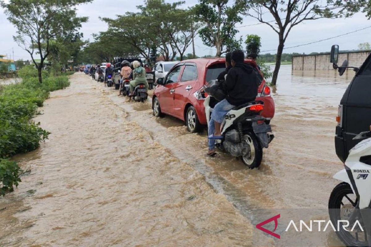 Hujan deras seharian, jalur nasional penghubung Pulau Madura tergenang banjir