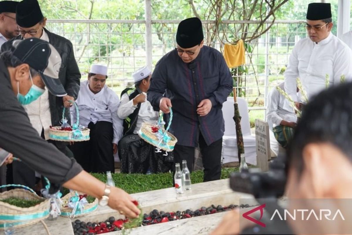 Sejumlah pengurus DPP PDI Perjuangan ziarah ke makam Fatmawati