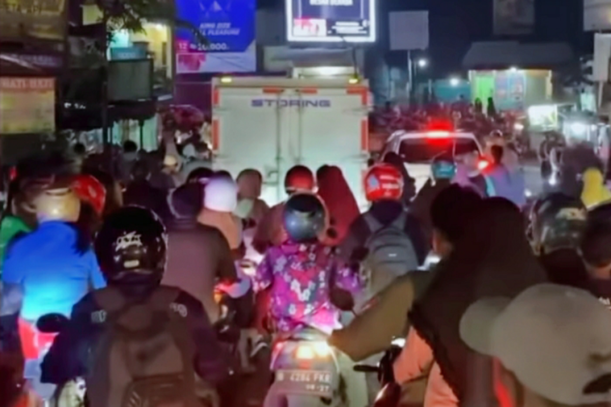 Ribuan warga Karawang turun ke jalan rayakan malam tahun baru