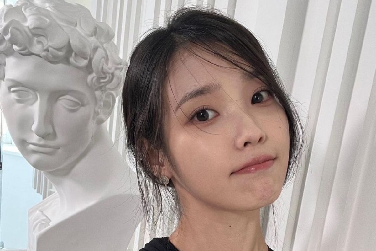 IU dan Lee Jong Suk resmi pacaran