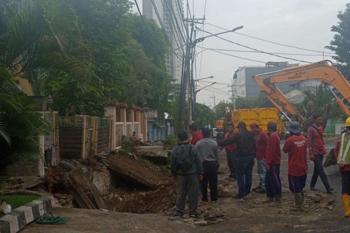 Jalan ambles, Pemkot Surabaya buat jembatan darurat di Pakis