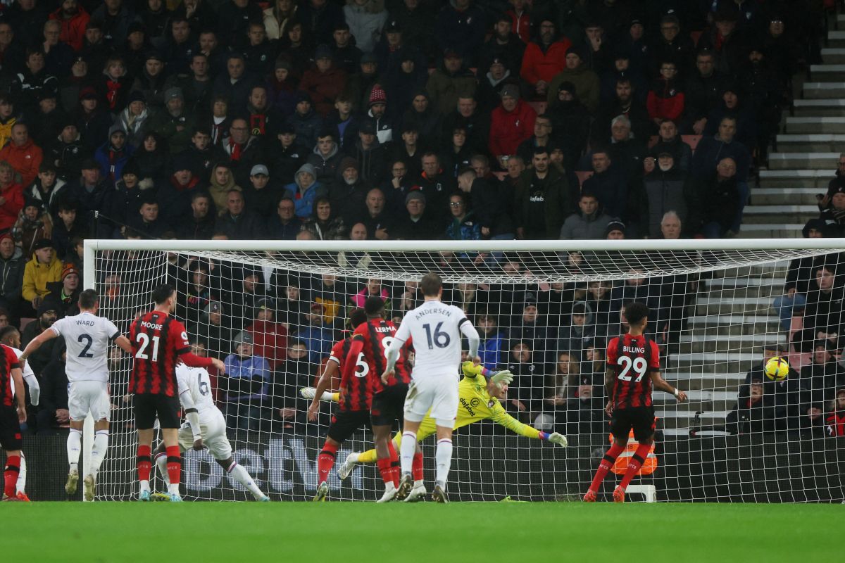 Dua gol dari bola mati bawa Palace telan Bournemouth 2-0