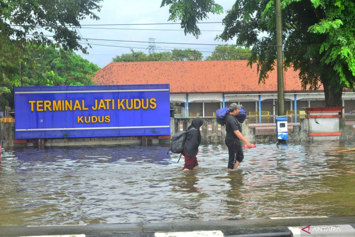 Terminal Jati Kudus lumpuh akibat banjir