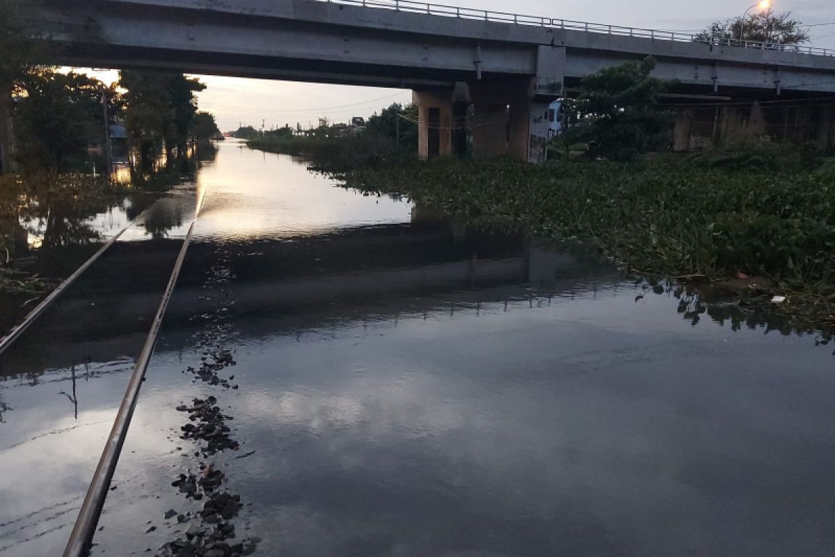 Banjir, perjalanan kereta jarak jauh memutar via jalur selatan