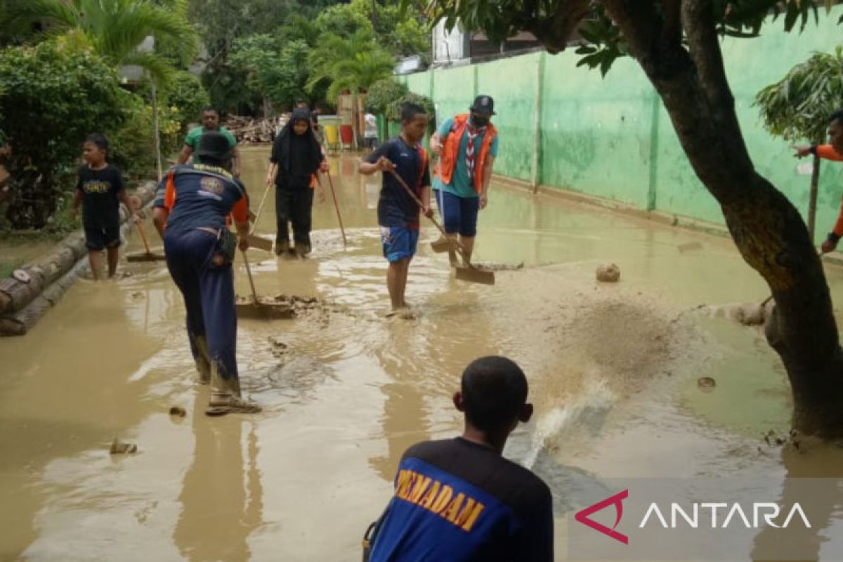 Pemkab Pamekasan terjunkan tim bersihkan sekolah terdampak banjir