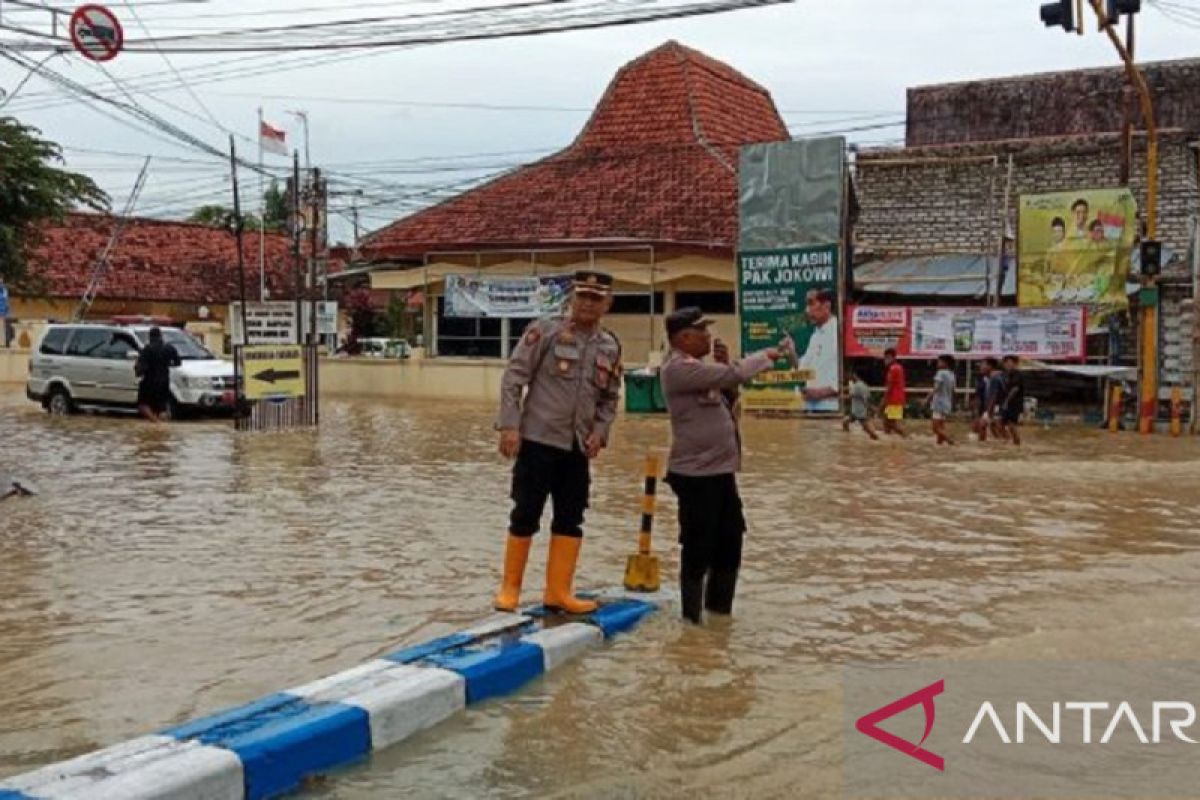 PLN Sampang padamkan aliran listrik di lokasi terdampak banjir