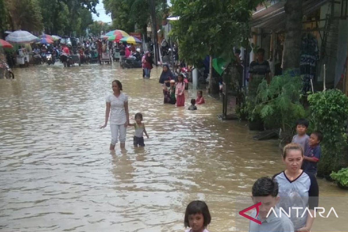 Hujan deras, seluruh kabupaten se-Madura banjir