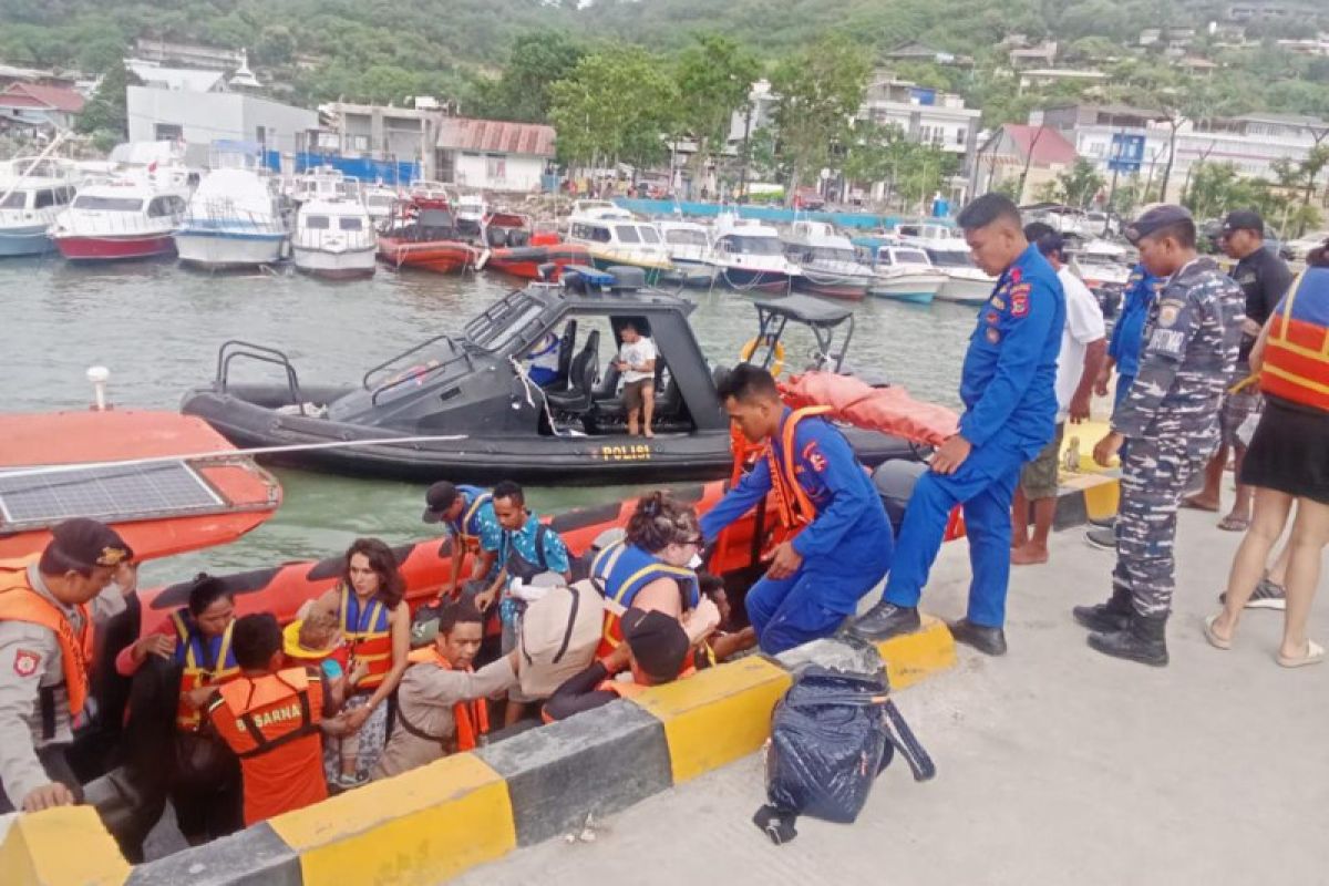 Tim SAR Gabungan berhasil evakuasi delapan turis asing dari kapal mati mesin