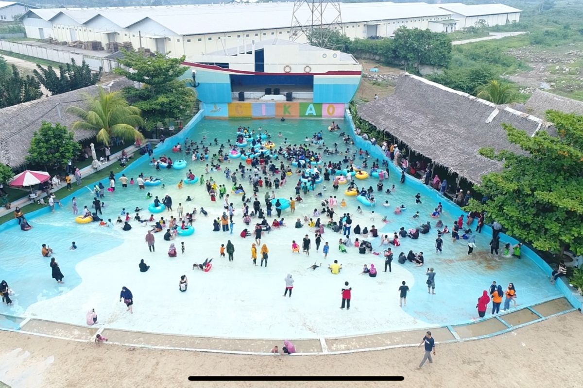 Pengunjung padati objek wisata Cikao Park Purwakarta pada libur Tahun Baru