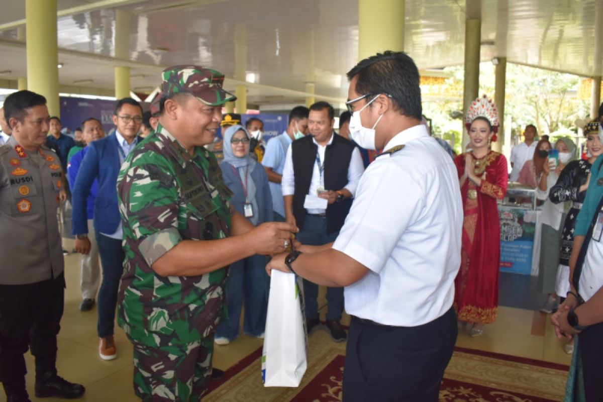 Forkompinda Jambi sambut penumpang pesawat pertama 2023 di Jambi