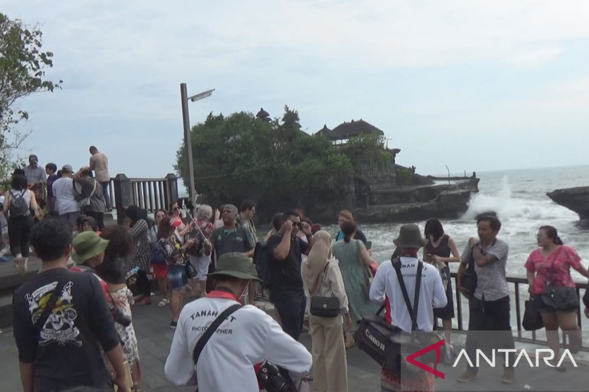 Pengelola Tanah Lot Bali awasi wisatawan di tengah cuaca ekstrem (video)