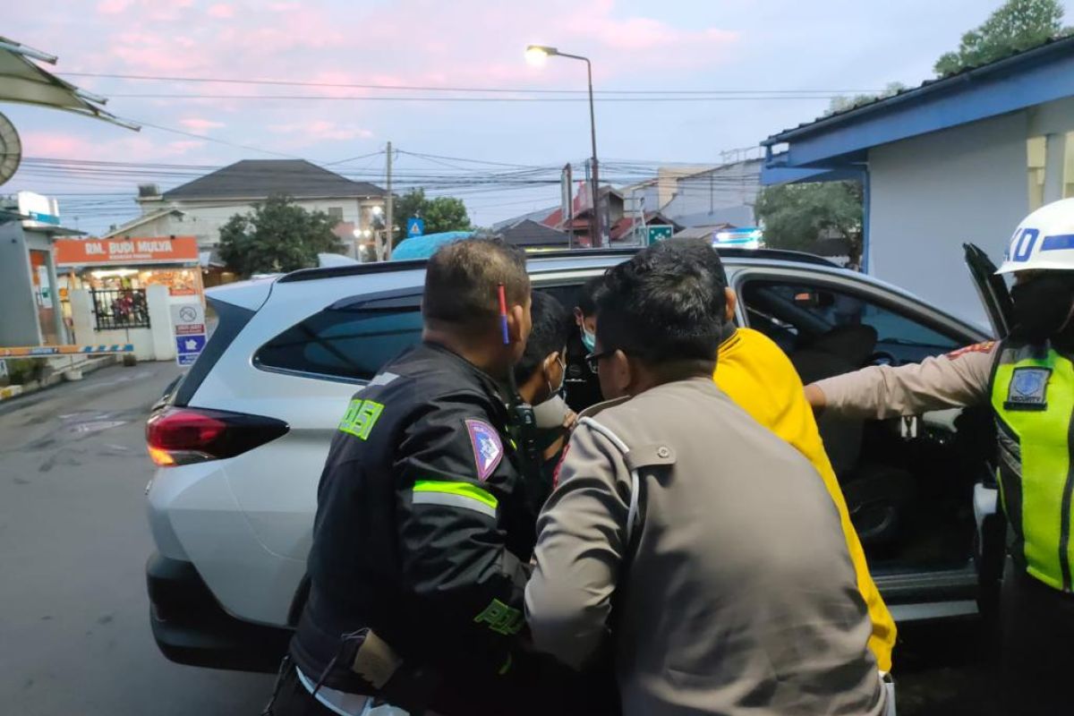 Aksi heroik polisi Karawang evakuasi penumpang bus pingsan di tol Minggu sore