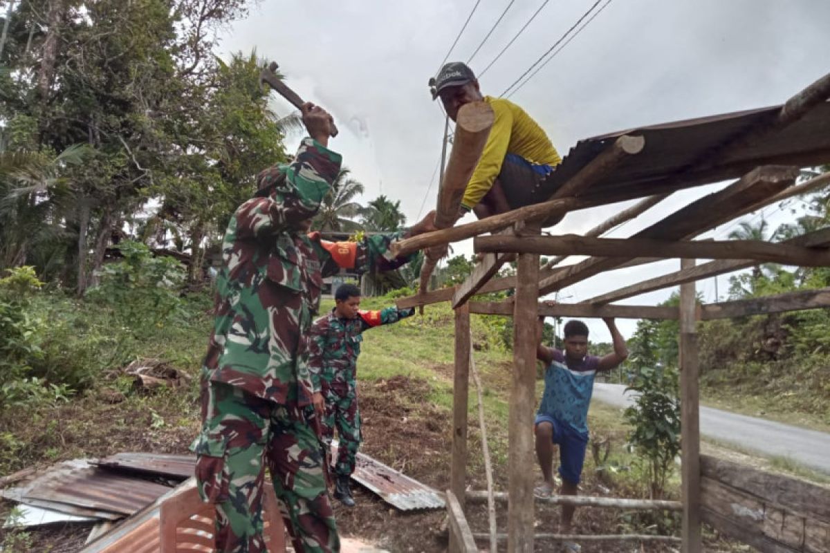 TNI AD bantu warga Biak Numfor dirikan tempat jualan
