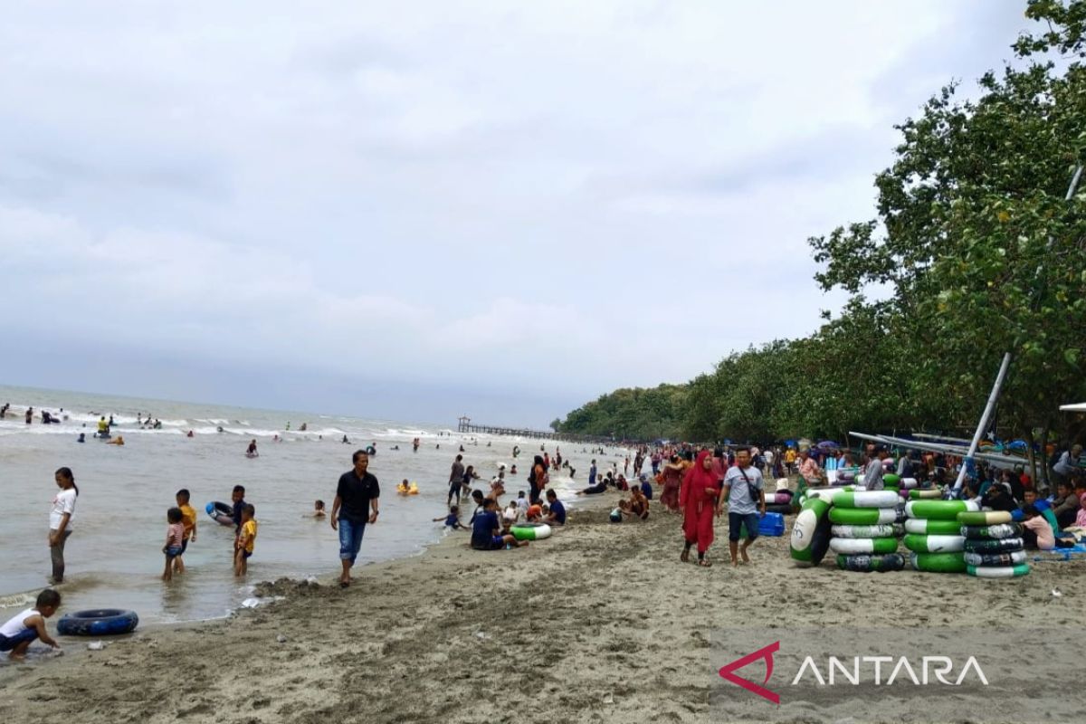 Tahun baru, wisata pantai di Situbondo disesaki pengunjung