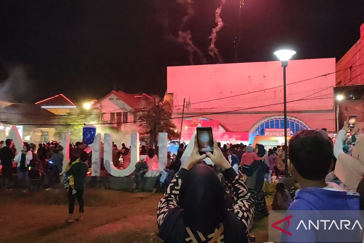 Ribuan warga Kota Bogor pesta kembang api di alun-alun saat malam pergantian tahun