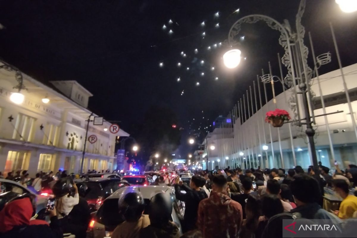 Jalan Asia Afrika Bandung macet total saat malam Tahun Baru 2023