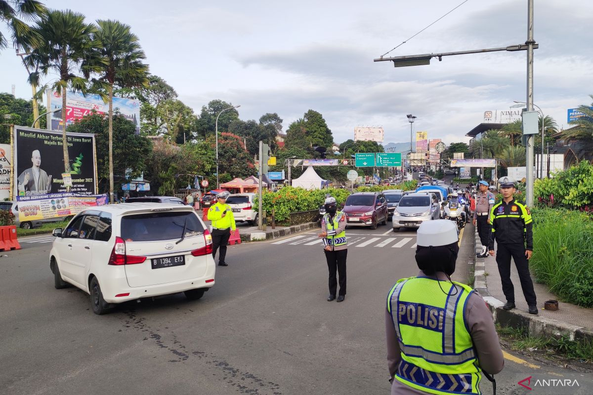 Jalur Puncak Bogor kembali dibuka dua arah