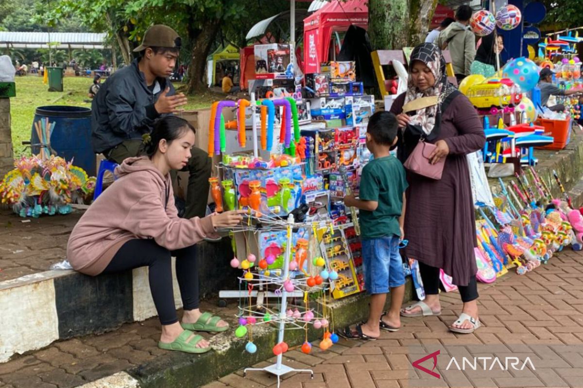 Pedagang lato-lato di Ragunan kantongi keuntungan