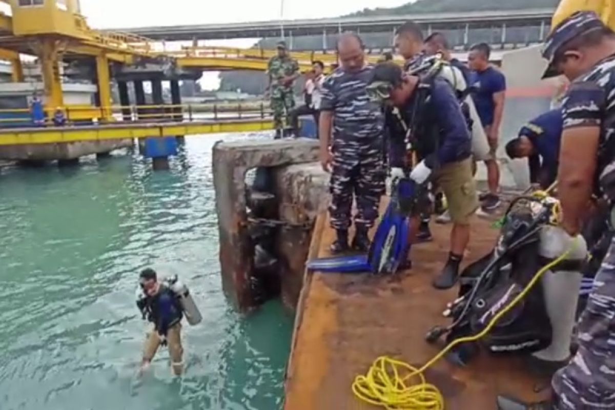 Koarmada 1 lanjutkan kembali evakuasi truk jatuh di Pelabuhan Merak