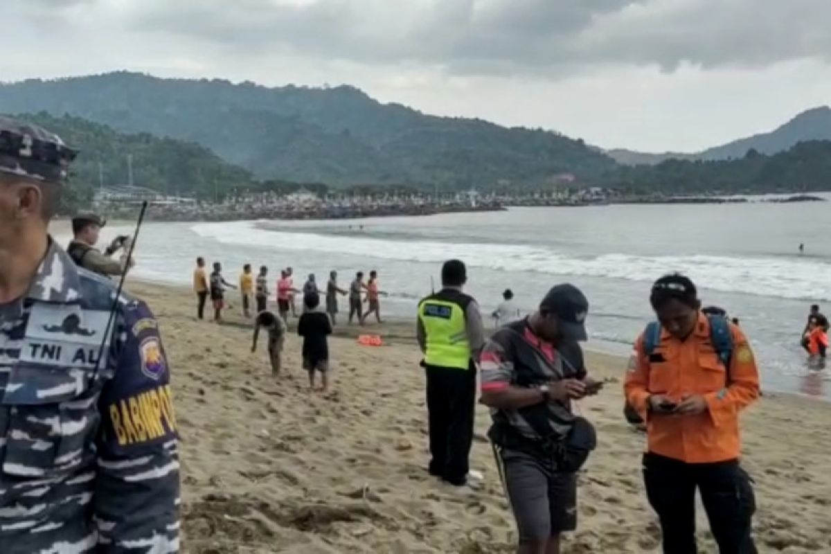 Pencarian wisatawan tenggelam di Pantai Trenggalek terkendala cuaca