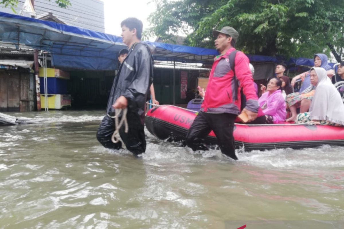 Banjir di beberapa wilayah Semarang sudah mulai surut Sabtu malam