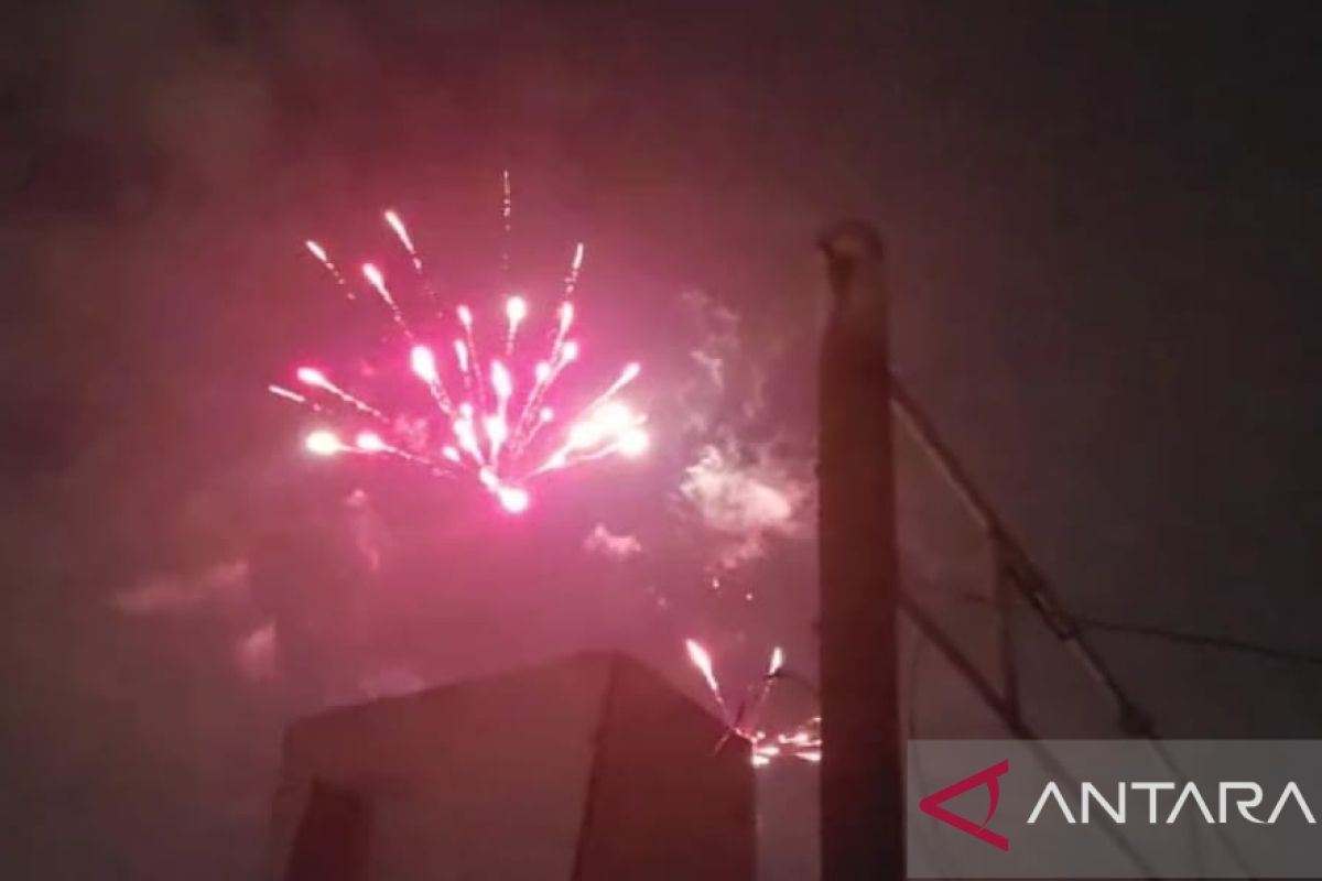 Kembang api hiasi langit Surabaya sambut tahun 2023