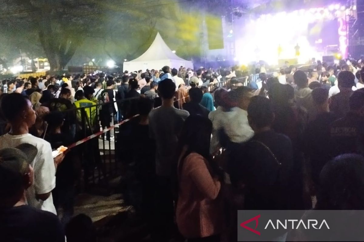 Pesta kembang api meriahkan  malam Tahun Baru 2023 di Medan