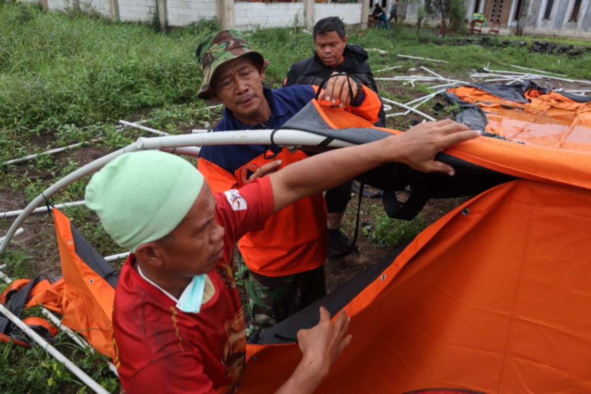 BNPB minta korban gempa Cianjur koordinasi bongkar tenda darurat