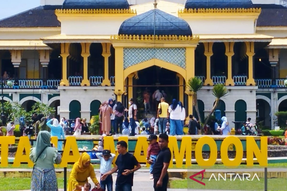 Istana Maimun ramai dikunjungi warga pada tahun baru