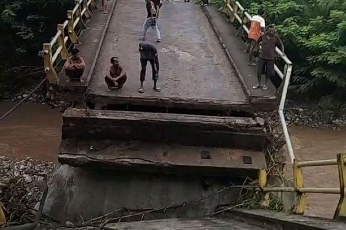 Jembatan Nunpisa di Kabupaten Kupang jebol dan putus diterjang banjir pada Minggu