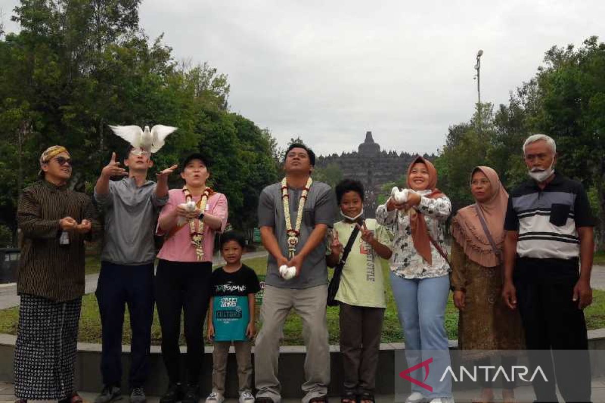Pengunjung pertama Borobudur 2023 tanam pohon dan lepas burung