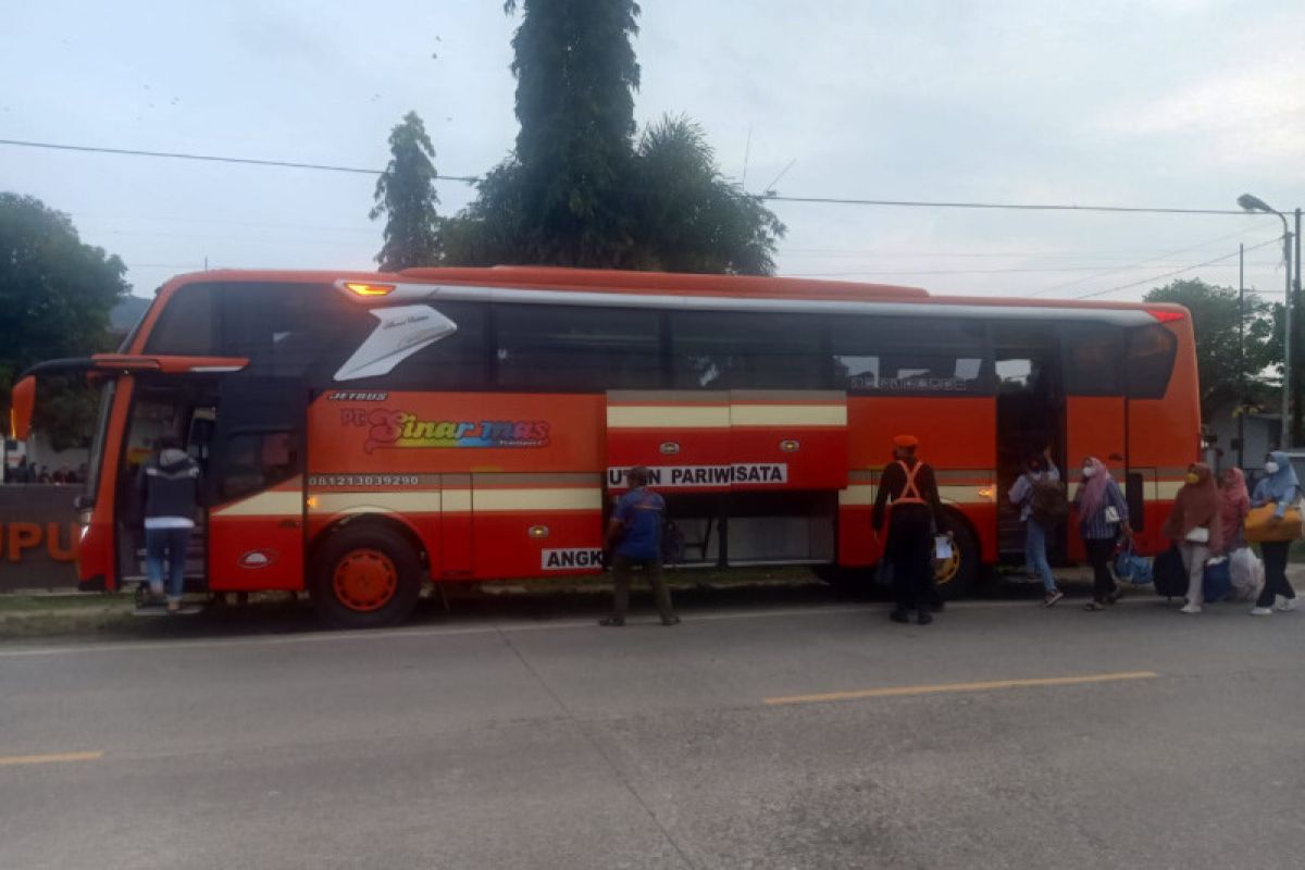 KAI Purwokerto lakukan "oper stappen" penumpang KA Brantas Tambahan