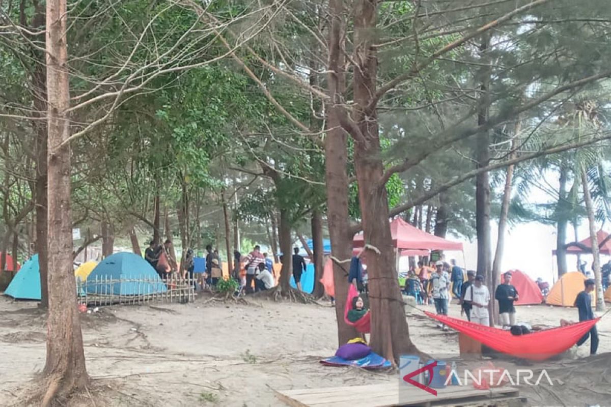 Ribuan wisatawan padati wisata pantai di Bangka