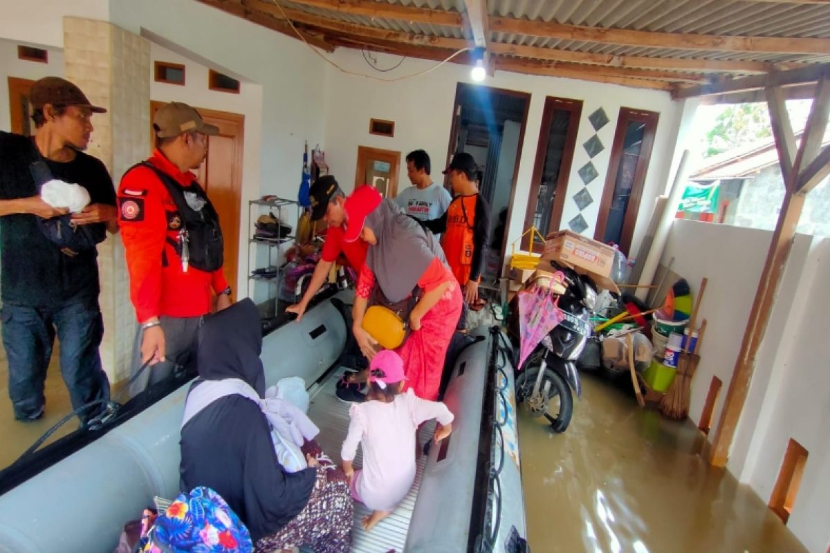 Pengungsi korban banjir di Pekalongan bertambah menjadi 1.246 jiwa