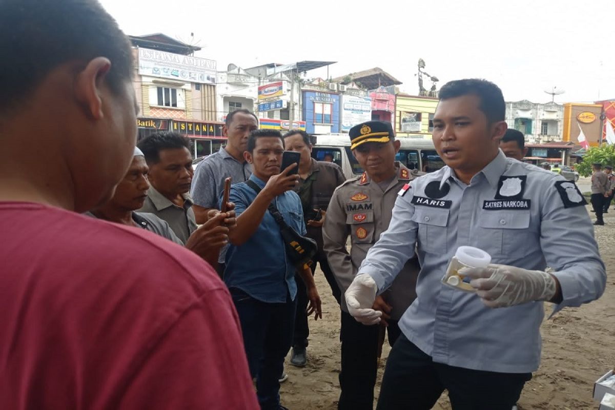 Polisi tes urine sopir angkutan penumpang di Aceh Tamiang jelang malam pergantian tahun
