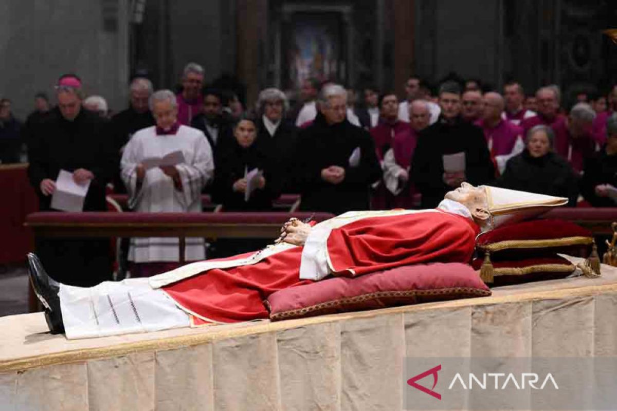 Puluhan ribu orang berikan penghormatan terakhir pada Paus Benediktus