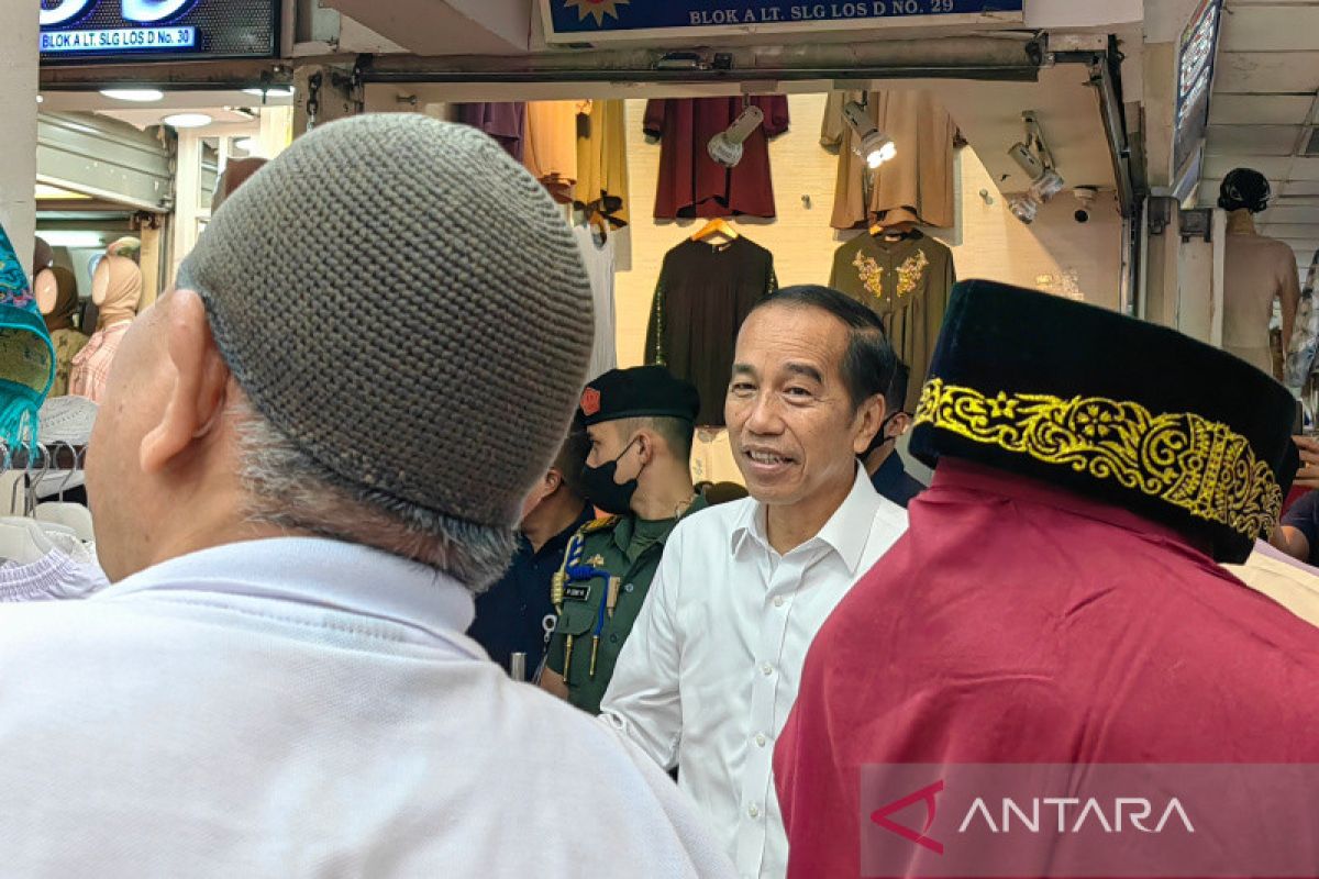 President observes market conditions at Jakarta's Tanah Abang Market