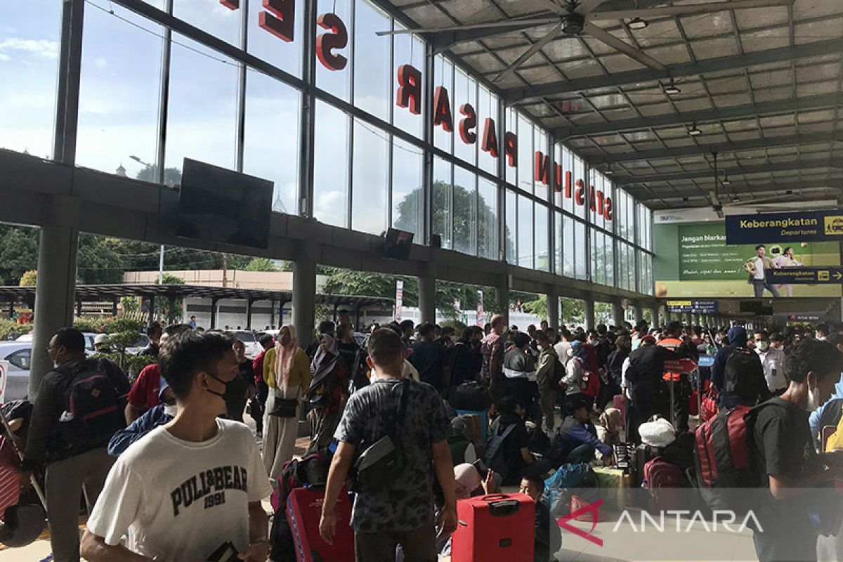 Dampak arus balik dan banjir di Semarang, Stasiun Senen padat