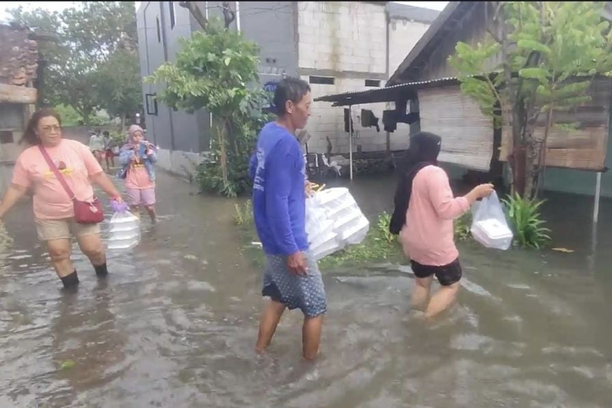 Relawan Mak Ganjar Jateng terjang banjir bagikan bantuan warga terdampak