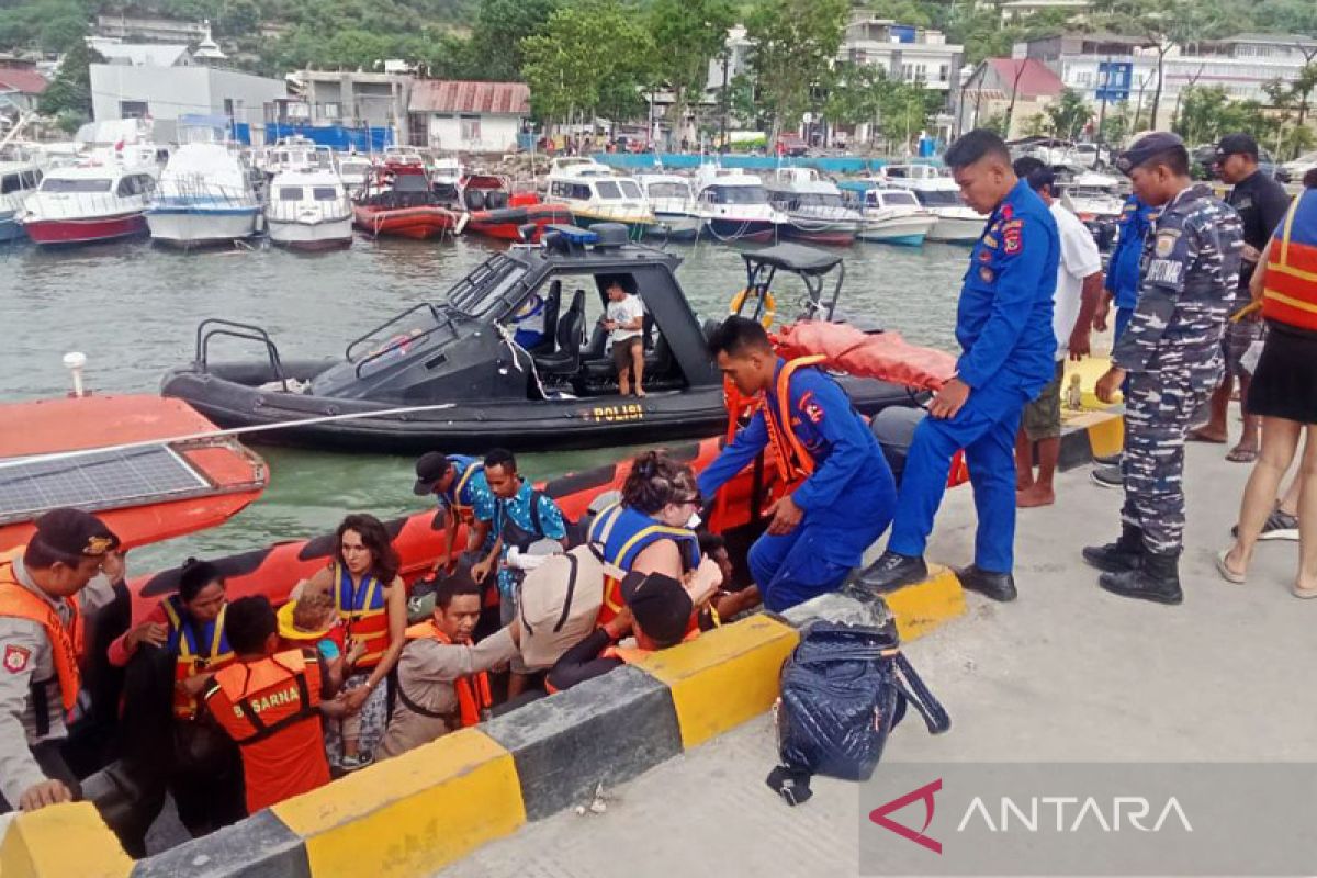 Tim SAR Gabungan evakuasi delapan turis asing dari kapal mati mesin