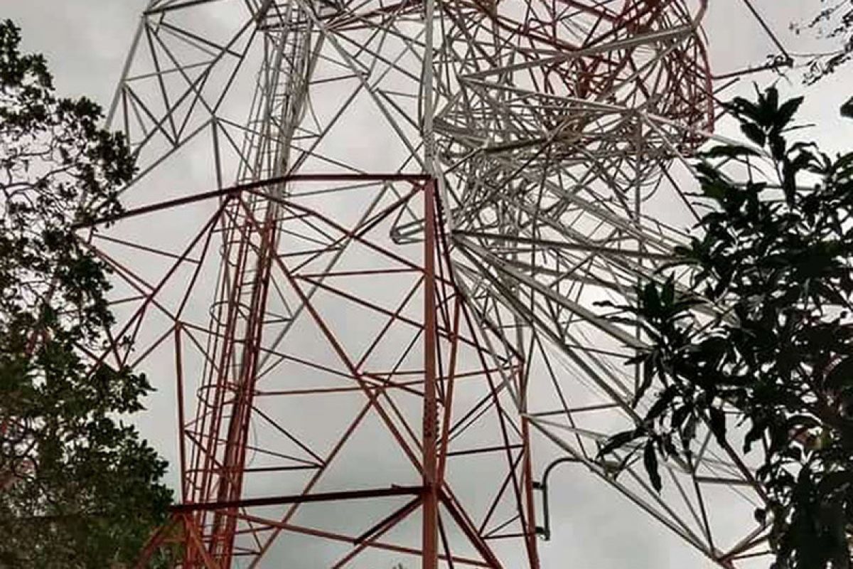 Tower Telkomsel di pedalaman Lembata ambruk akibat angin kencang