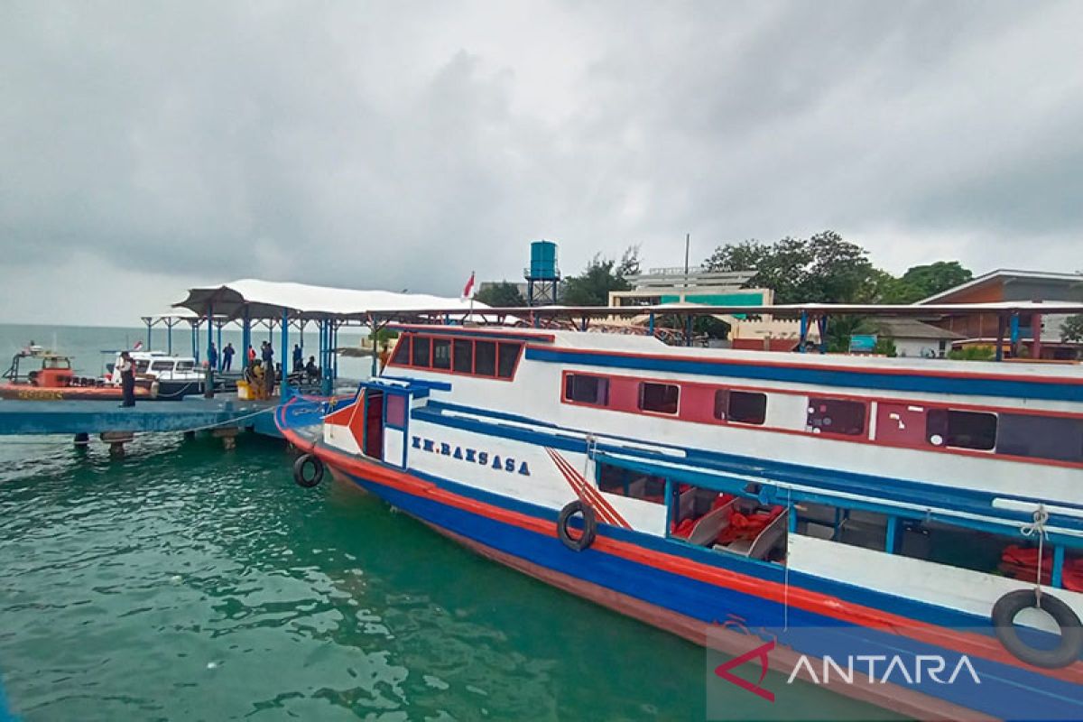 Penumpang kapal selamat dari cuaca buruk di Kepulauan Seribu
