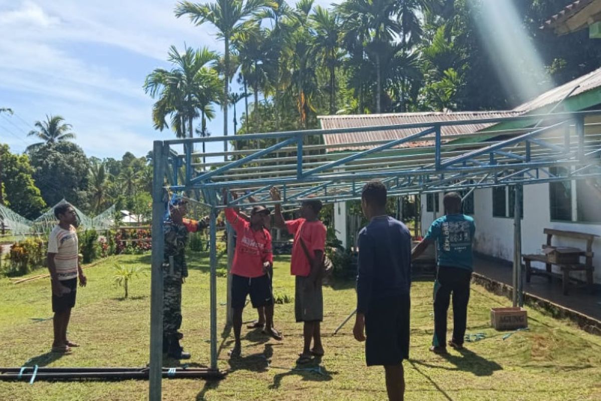 Koramil Biak Utara bantu jemaat GKI Silo Asur pasang tenda ibadah