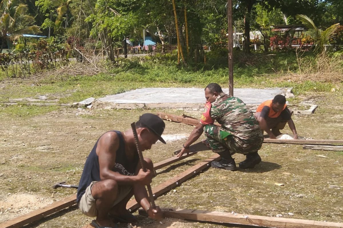 Koramil Numfor bantu warga bangun teras rumah