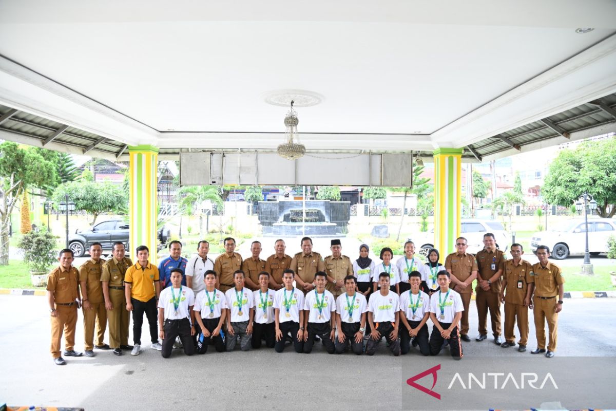 Wali Kota lepas 14 atlet pelajar Padang Sidempuan ikuti kompetisi SAC Indonesia