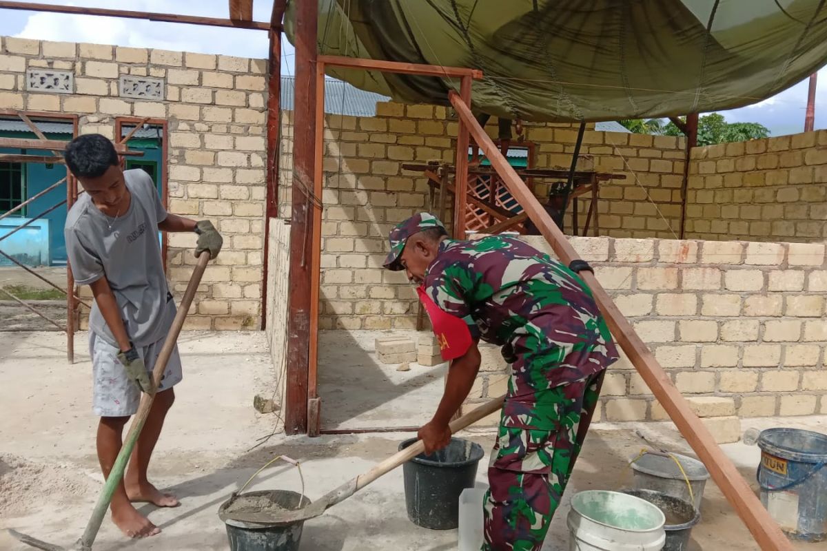 Kodim 1708/BN Biak Timur membantu warga bangun rumah