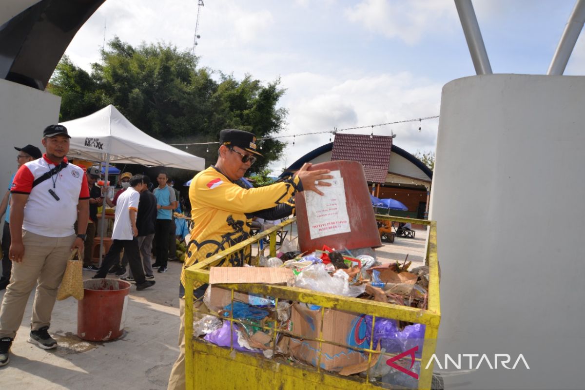 Penjabat bupati ajak SKPD, TNI, siswa bersih lingkungan